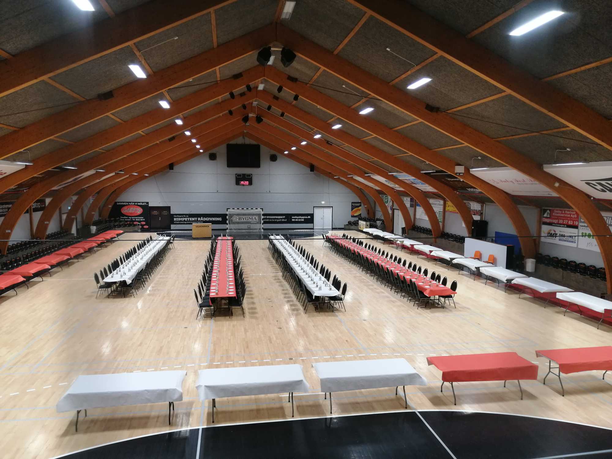 Opstilling af borde i Syvstenhallen