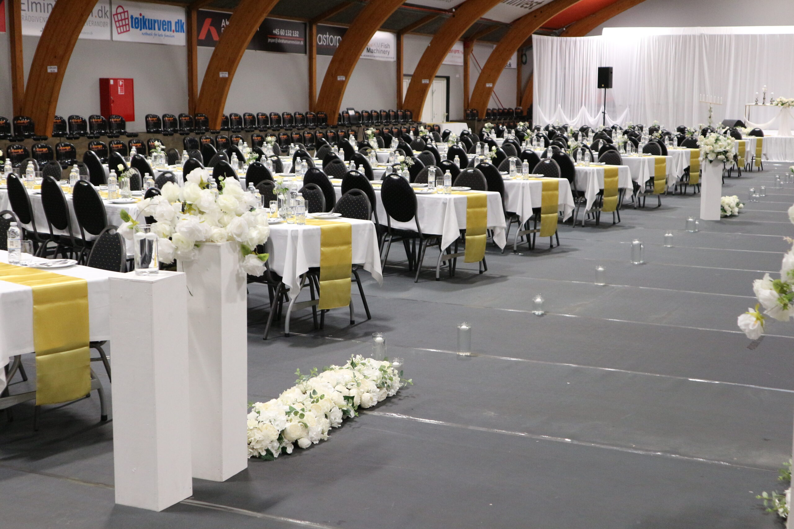 Syvsten Hallen opstillet med festborde og pyntede duge til bryllup